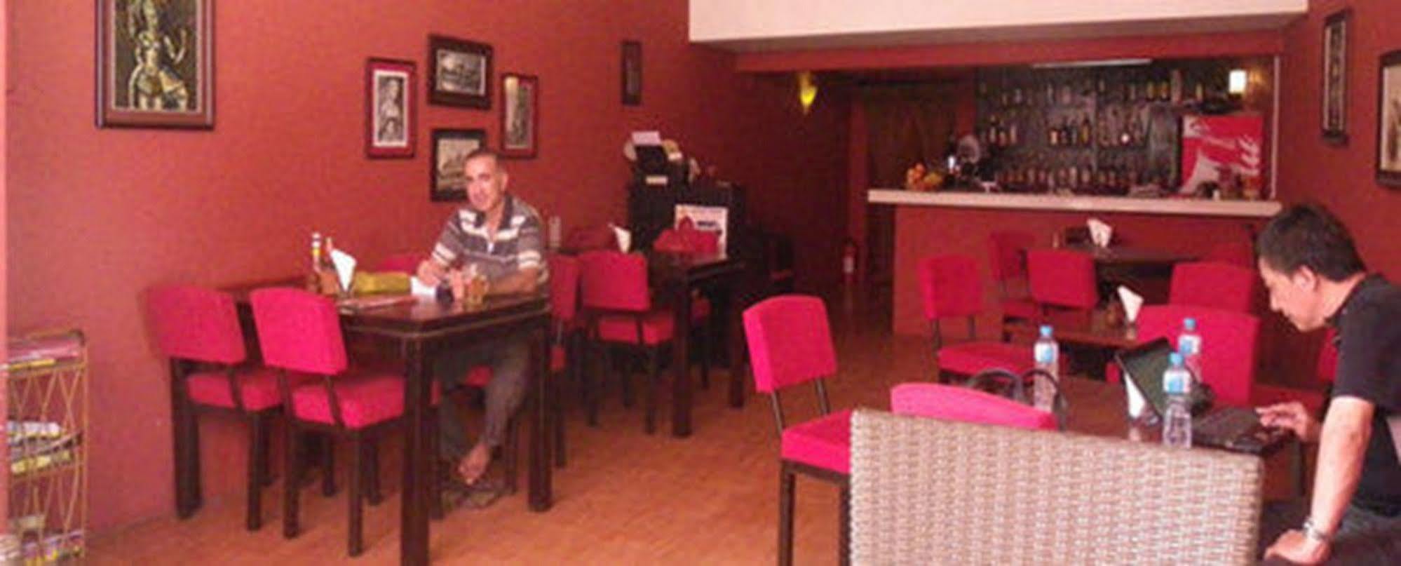 Sovanphum Guesthouse And Restaurant Phnompen Kültér fotó