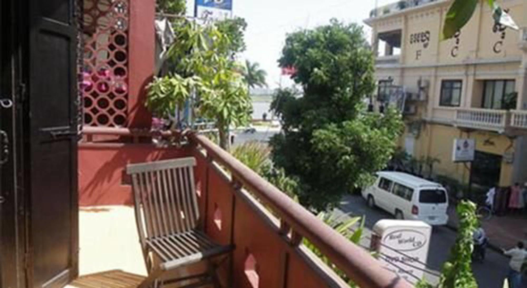 Sovanphum Guesthouse And Restaurant Phnompen Kültér fotó